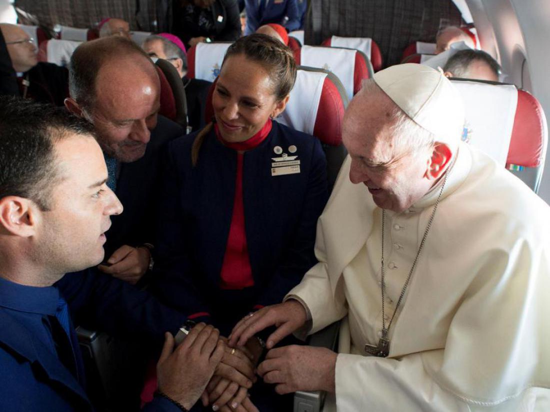 Papež na letalu poročil zaljubljenca