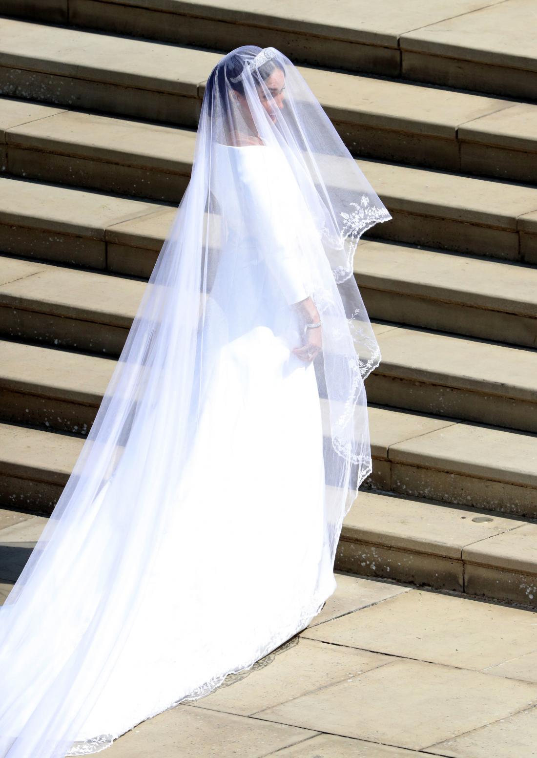 Meghan Markle v Givenchyjevi obleki proti oltarju