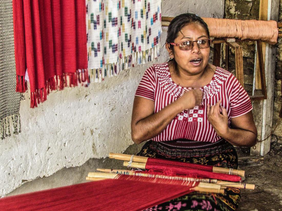 Majevske ženske s tkanjem do dostojanstva 