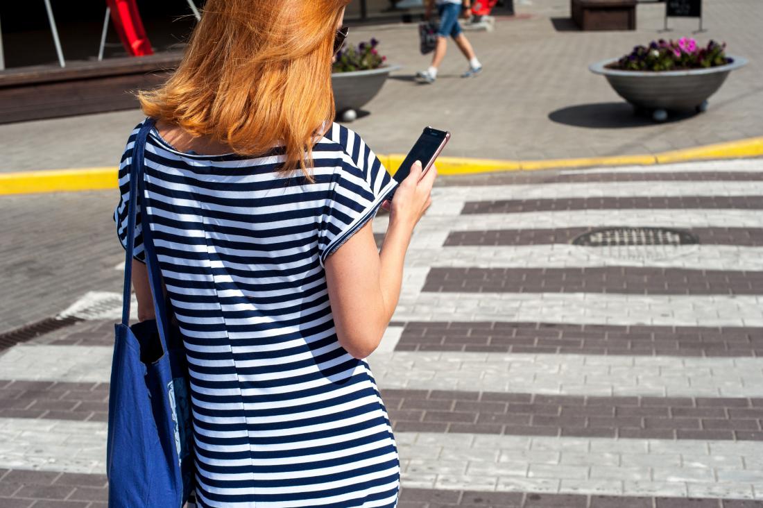 Avstralija: Zahtevajo kazni za pešce, ki bulijo v svoj telefon