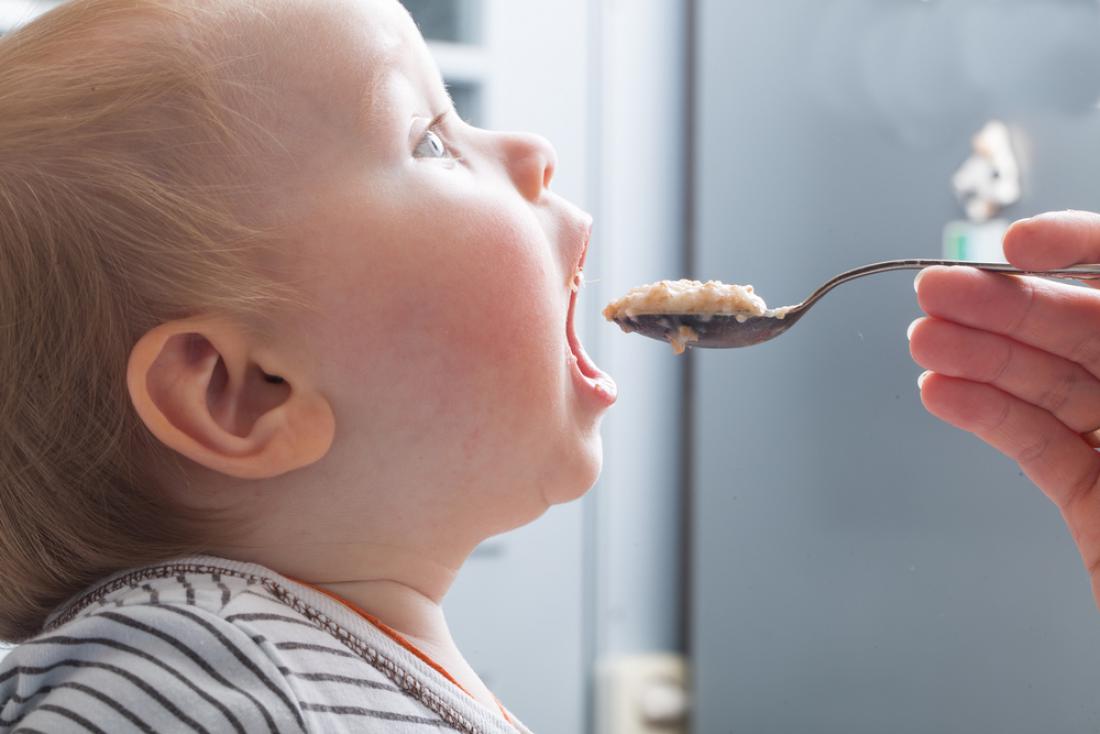 Nova študija: Kupljena hrana za dojenčke vsebuje preveč sladkorja