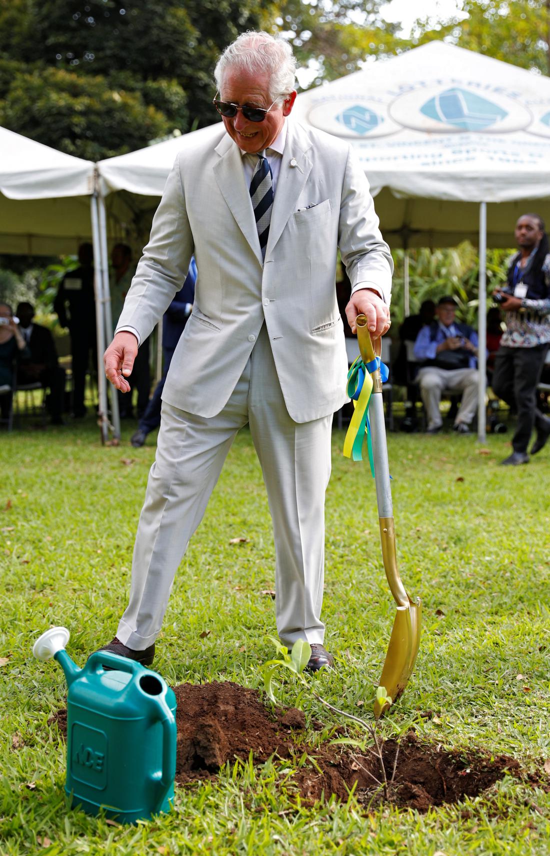 Princ Charles s plevelom iz svojega vrta sodeloval na londonskem tednu mode