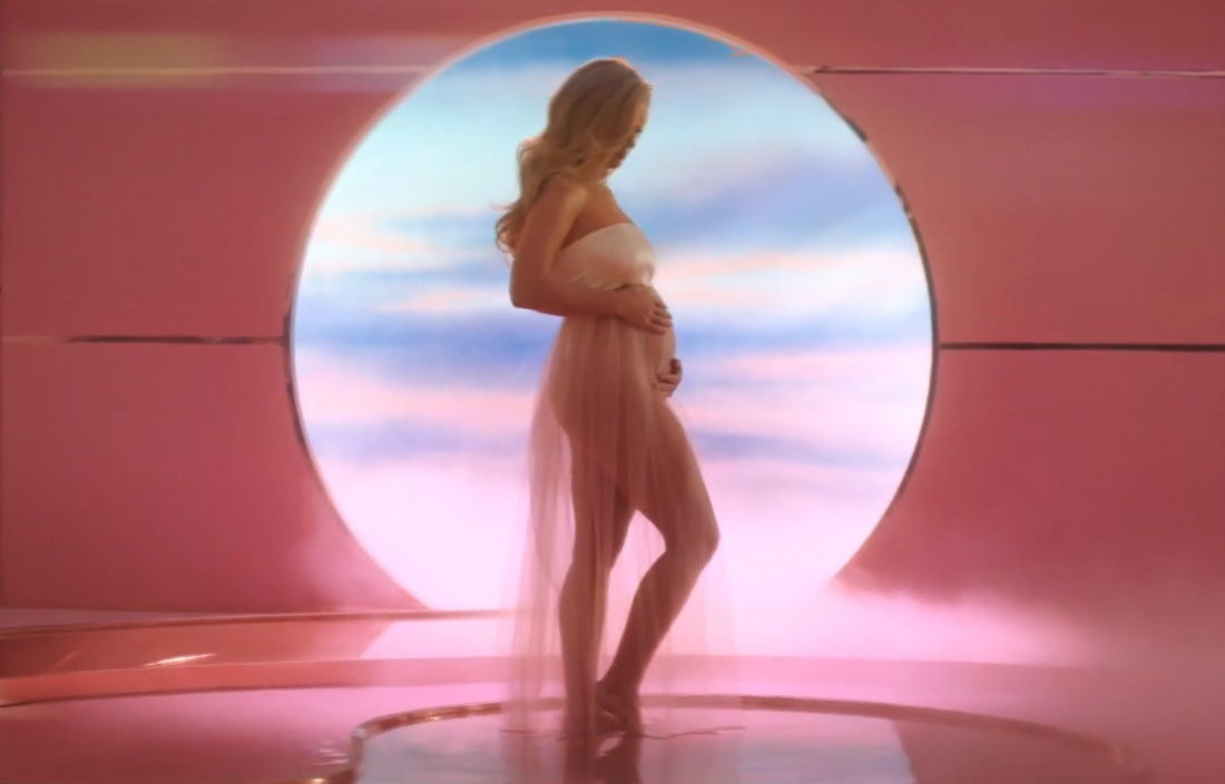 Katy Perry v glasbenem videu razkrila nosečnost