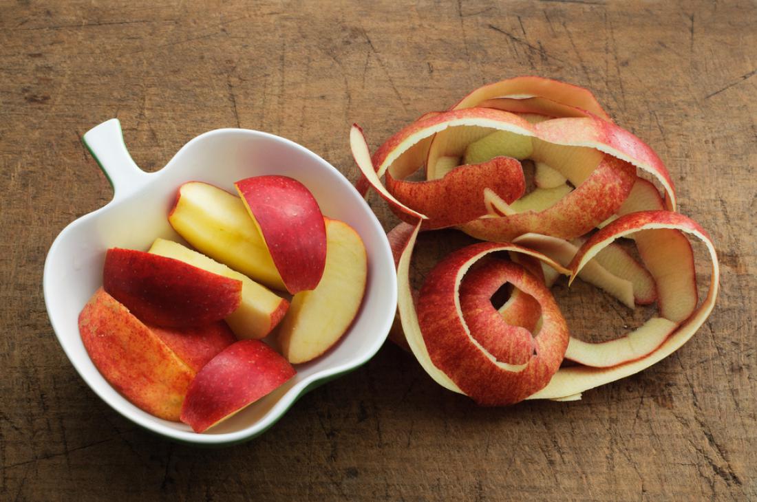 Z jabolčnimi olupki lahko poceni negujemo kožo (in še več lepotnih namigov)