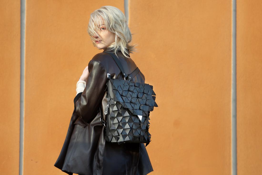 Slovenska oblikovalka Neli Štrukelj navdušila s torbicami iz zmajeve kože