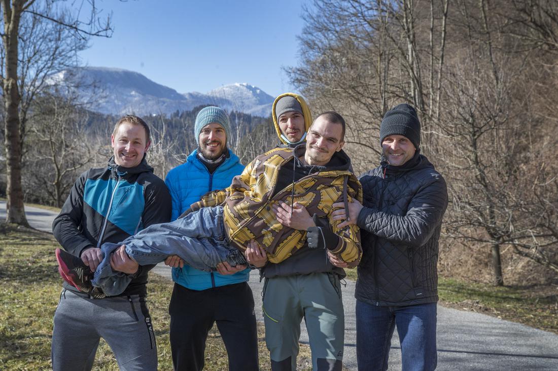 Navdihujoča zgodba 5 Slovencev: Prijatelja na vozičku so ponesli na 1699 metrov