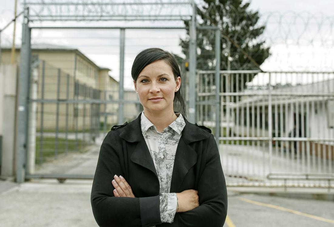 Nastja Holc, Slovenka, ki dela z zaporniki v našem najstrožje varovanem zaporu
