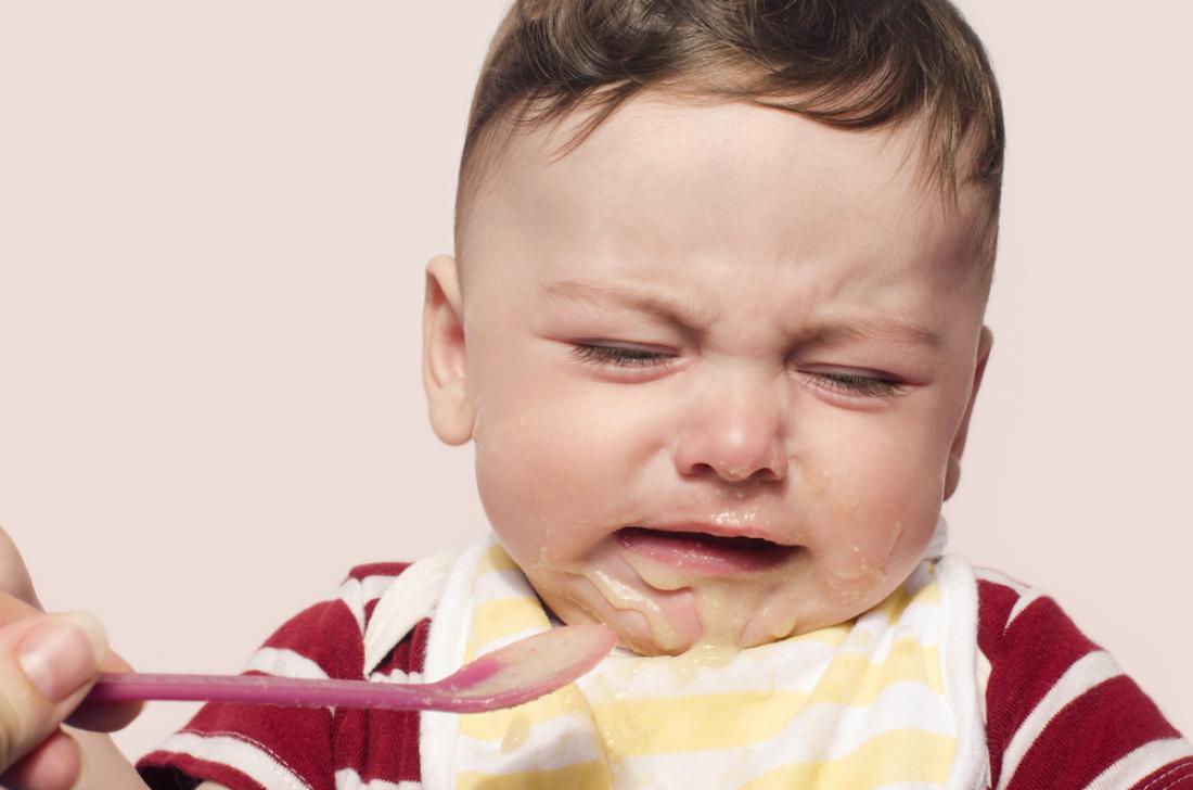 To je hrana, ki je ne smete ponujati dojenčkom (in kako jih hraniti glede na starost)