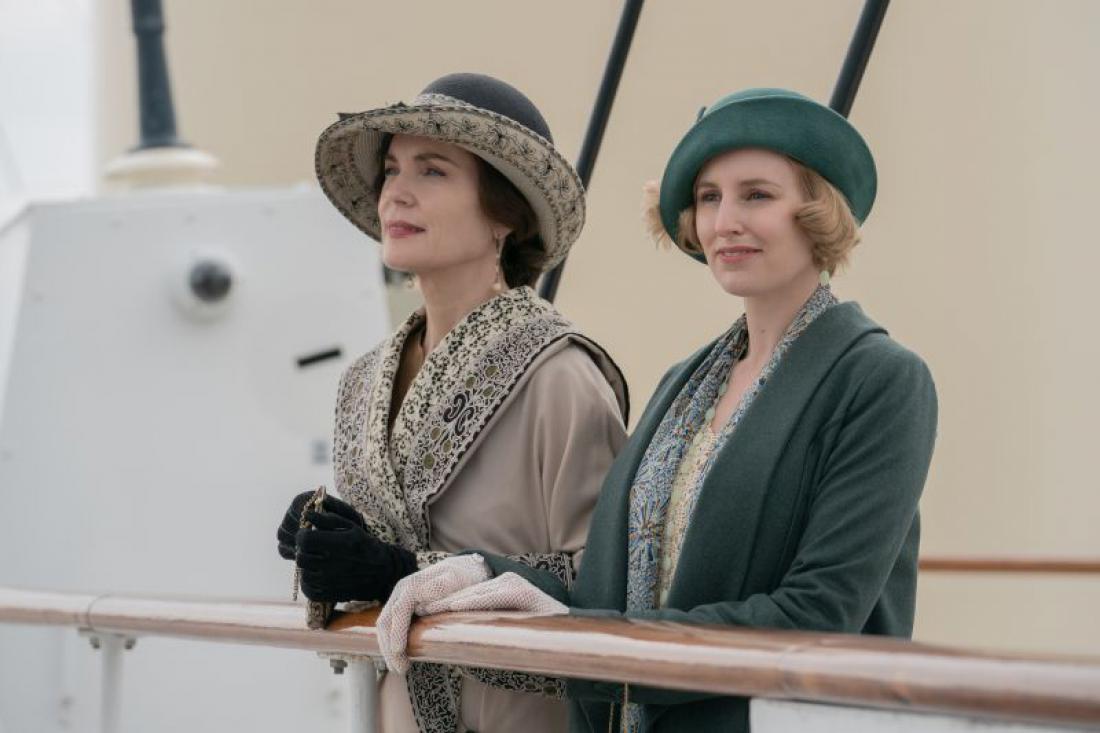 ELIZABETH McGOVERN (Cora Grantham) in LAURA CARMICHAEL (Lady Edith Hexham)_Downton Abbey Nova doba (2).jpg