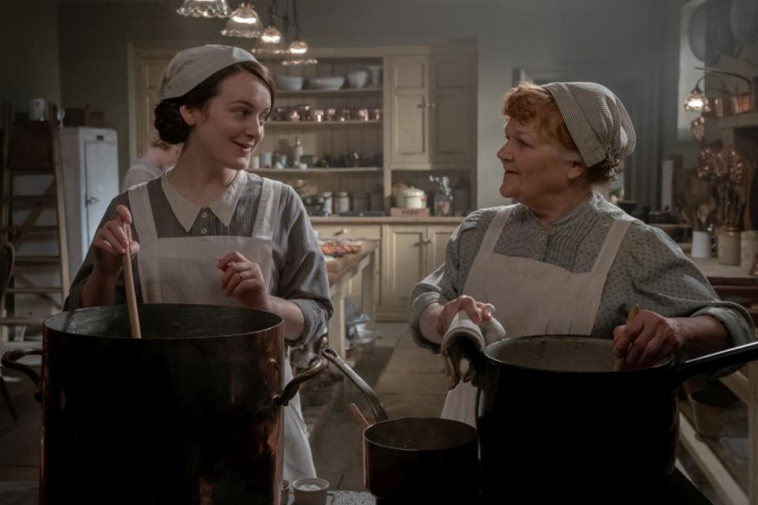 SOPHIE McSHERA (Daisy) in LESLEY NICOL (Mrs. Patmore)_Downton Abbey Nova doba.jpg
